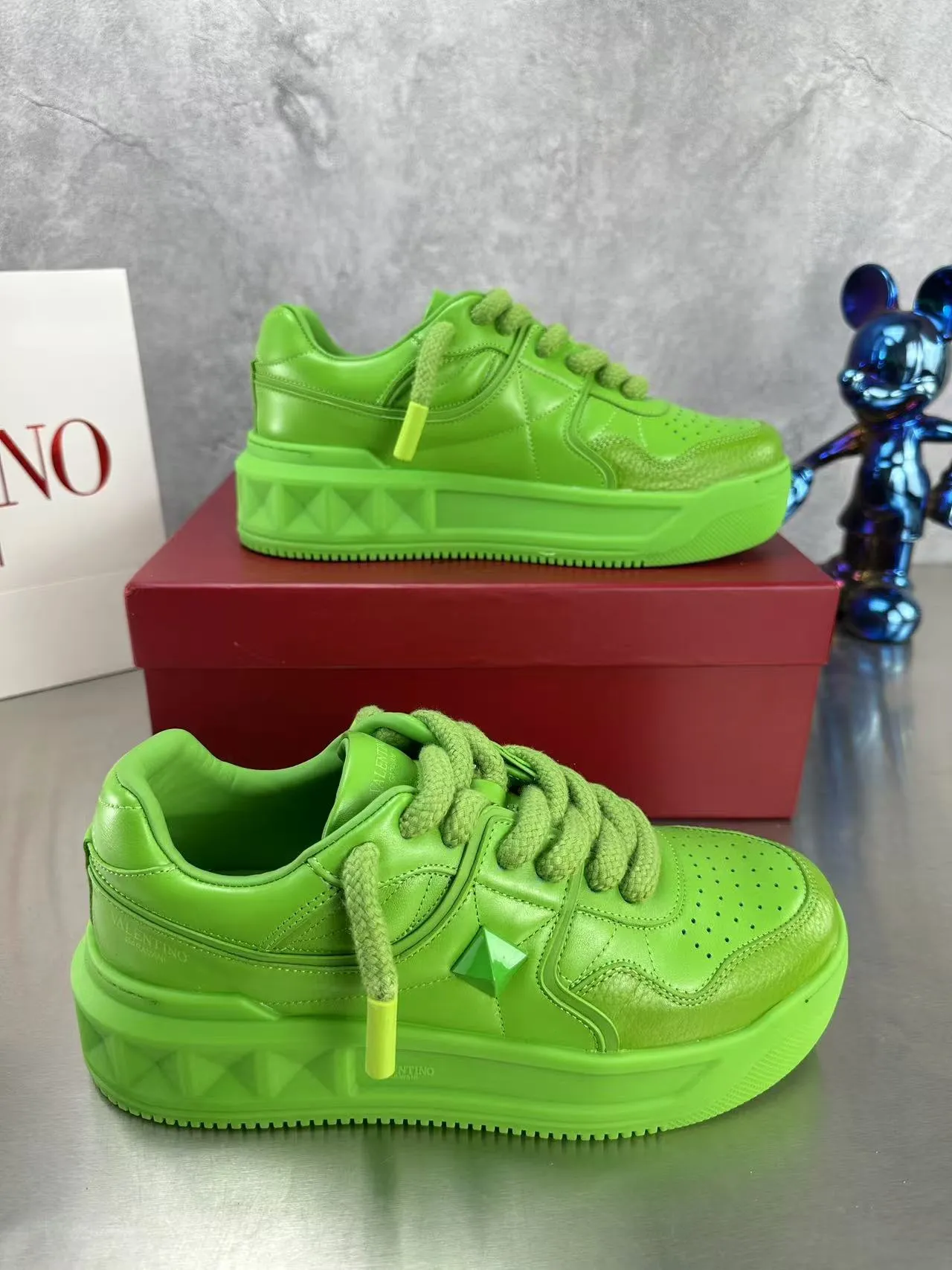 👟👟Ex-factory price 640👟👟 🔺Valentino🔺Valentino new casual shoes 2023 latest model hot style for catwalk couples, thick shoelaces, the same style as Elsa Hosk, Zhang Yixing, Guan Xiaotong and many other stars 🔥 Top version + lasting process, full oil edge on the upper. Fabric: Customized cowhide + cowhide lining with breathable mesh. Outsole: original molded TPU thickened outsole. Size for women is 35-40. Men’s size is 39-45.